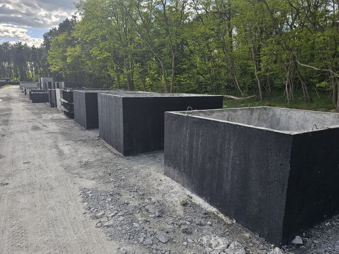 Zbiorniki betonowe na placu produkcyjnym